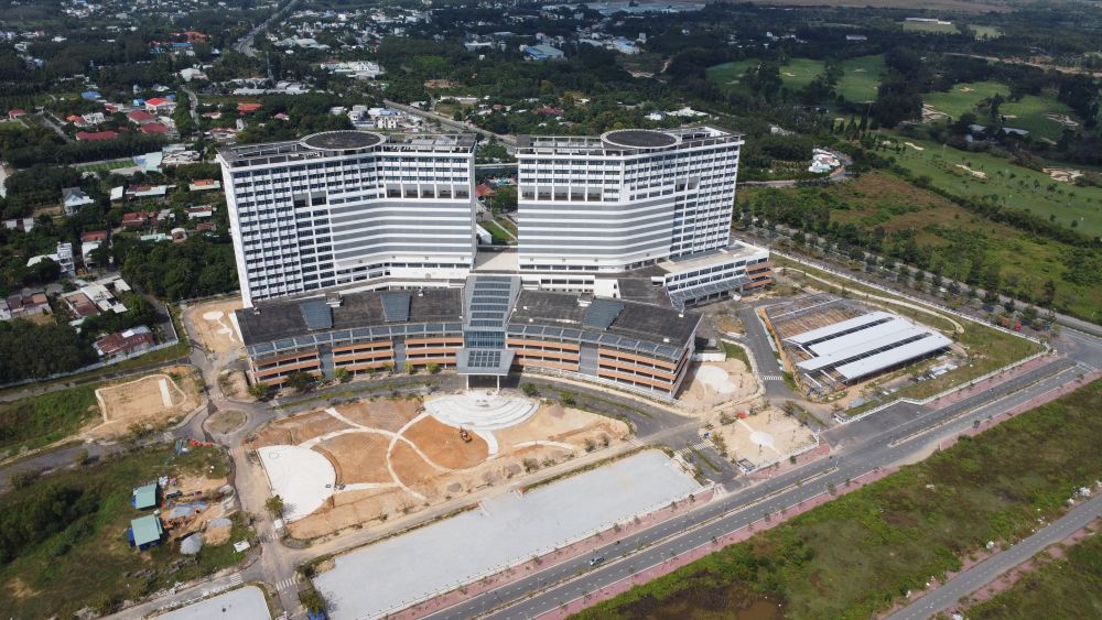 Hien nay cac don vi van dang thi cong xay dung cac hang muc ben ngoai benh vien.Anh: Dinh Trong