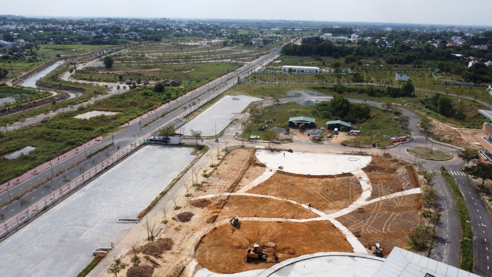 Khu vuc san va tieu canh cua benh vien con so sai. Anh: Dinh Trong