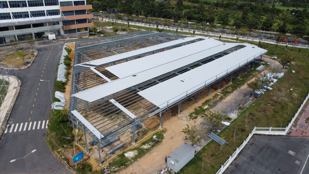 Nha de xe xay dung da lau nhung van con giang do. Anh: Dinh Trong