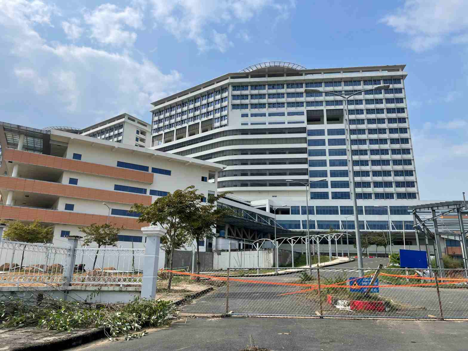 Do chua xay dung xong nen benh vien van trong tinh trang cua don then cai. Anh: Dinh Trong