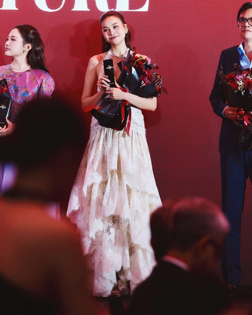 Thanh Hang nhan giai thuong moi. Anh: Quoc Khanh Le.