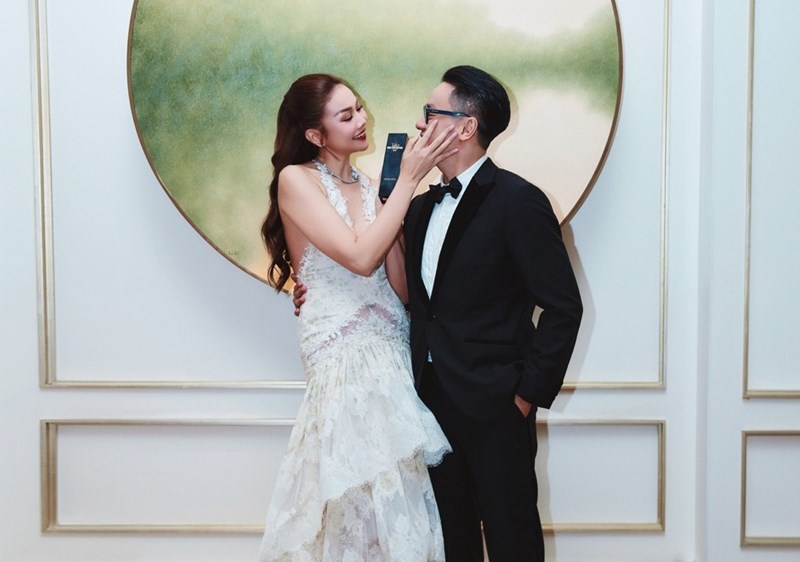 Thanh Hang was escorted by her husband Tran Nhat Minh to receive the award