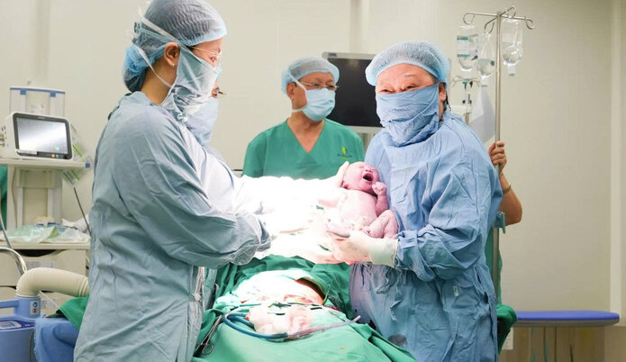 Giao su Nguyen Viet Tien (Pho Chu tich thuong truc Hoi dong Y khoa Quoc gia, Chu tich hoi Phu san Viet Nam) da tien hanh ca mo sinh thanh cong. Anh: BVCC