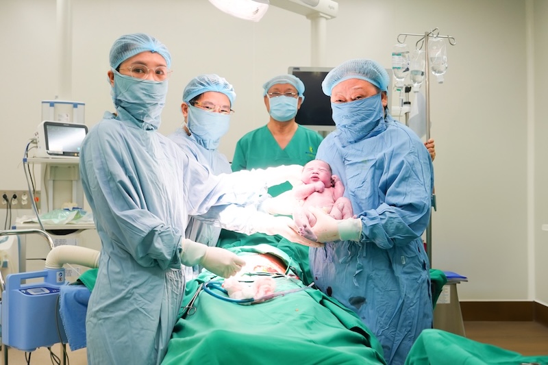 GS Nguyen Viet Tien don em be dau tien chao doi. Anh: BVCC