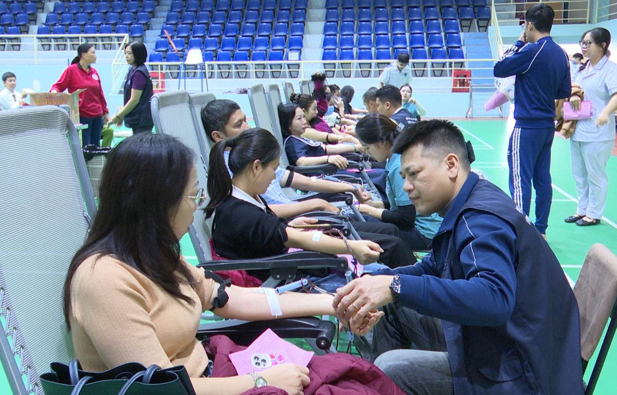 Hon 160 nguoi dang ki tham gia hien mau tai ngay hoi. Ảnh: Cong TTDT phuong Phu Lien