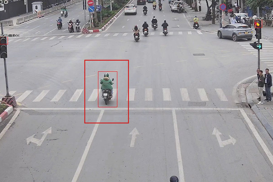 La motocicleta que pasa por una luz roja es registrada por la camara de IA. Foto: Departamento de Policia de Trafico