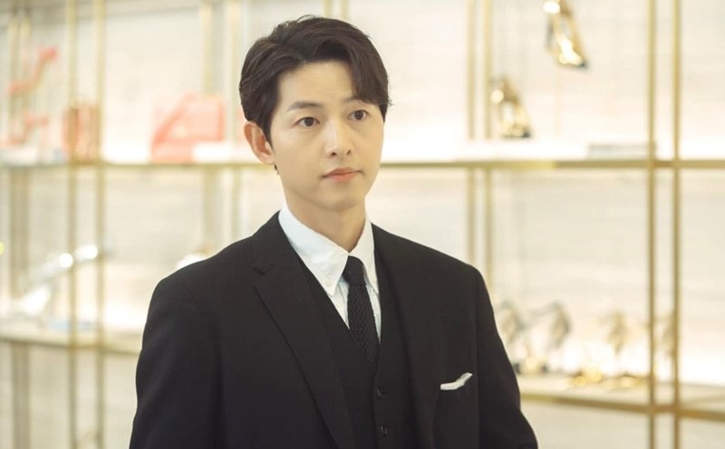 Du luan dat ra dau hoi lieu Song Joong Ki co den tham du dam cuoi cua Kim Woo Bin va Shin Min Ah. Anh cat tu video. 