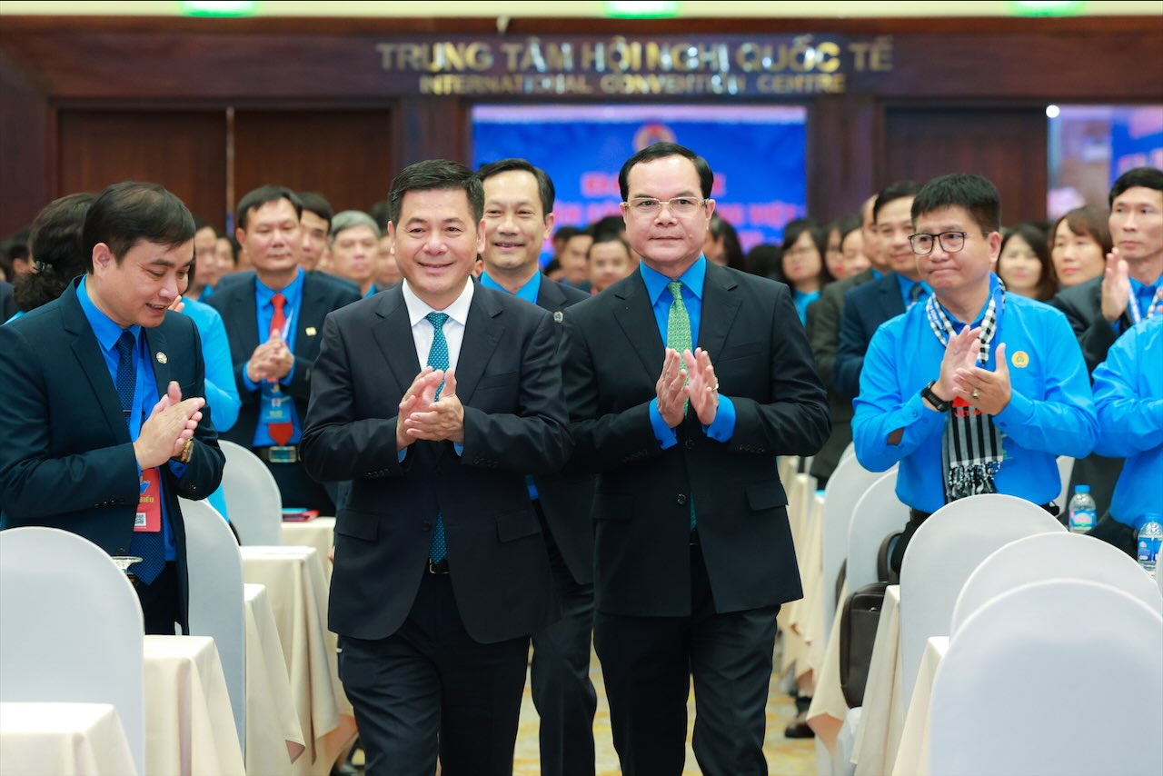 Nguyen Dinh Khang 베트남 노동총연맹 위원장과 Nguyen Hong Dien 산업통상부 장관이 대회에 참석했습니다. 사진: Hai Nguyen