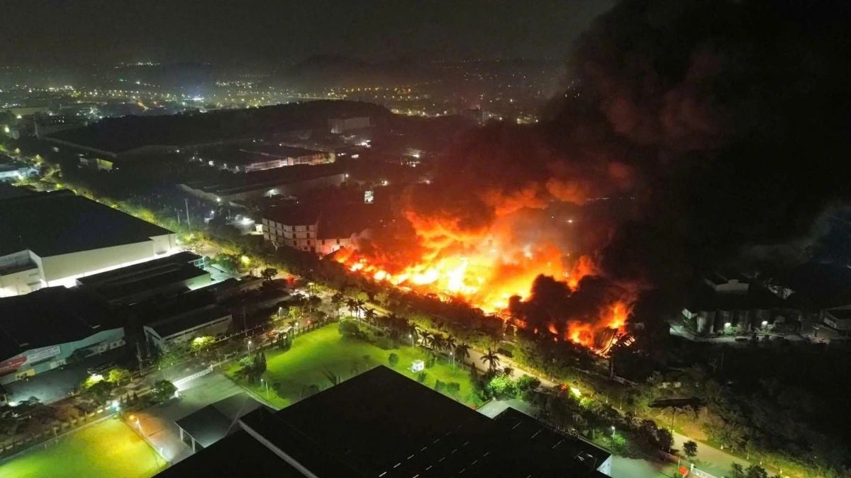 今朝（12月18日）早朝のティエンソン工業団地（バクニン）の火災現場。写真: ヴァン・チュオン
