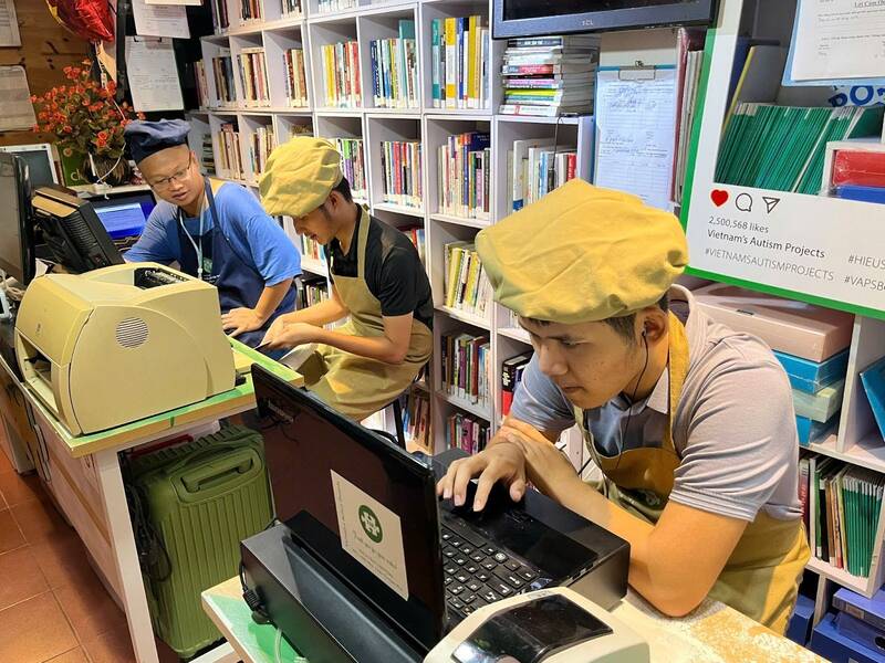 Những bạn nhân viên đặc biệt ở đây còn có thể sử dụng thành thục công nghệ, máy tính như tất cả mọi bạn trẻ khác. Ảnh: Ngọc Mai 