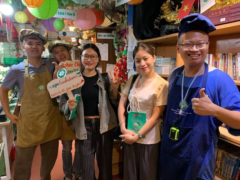 Bạn Quỳnh Mai (từ trái qua, 22 tuổi, ở phường Cầu Giấy) cho biết: “Mình chưa từng có cơ hội tiếp xúc với người tự kỷ nên việc được tham gia trải nghiệm tại VAPs giúp mình hiểu hơn về bệnh tự kỷ. Tại đây mình cảm thấy mọi thứ rất dễ thương, ấm áp”. Ảnh: Ngọc Mai 