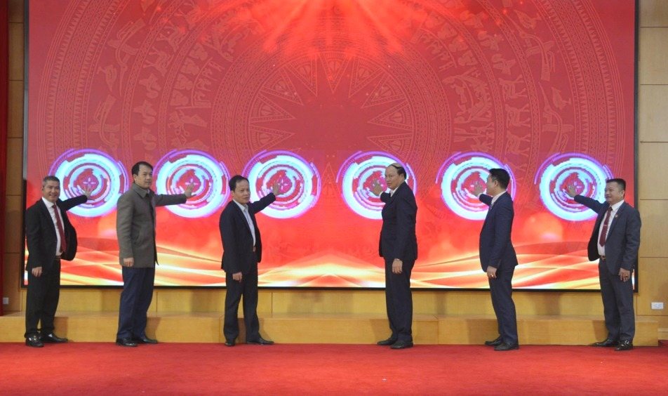 Cac dai bieu an nut van hanh phan mem. Anh: Kim Dung