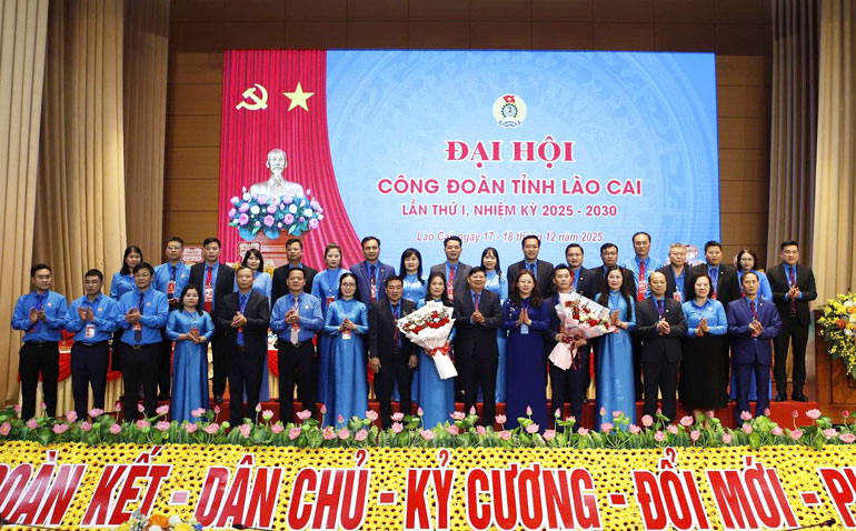 베트남 노동총연맹 지도부와 라오까이성 당위원회 지도부가 새 임기 노동총연맹 집행위원회에 꽃다발을 전달하며 축하하고 있습니다. 사진: 바오 응우옌