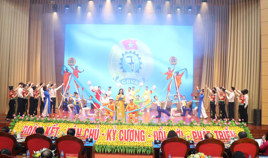 Van nghe chao mung Dai hoi Cong doan tinh Lao Cai lan thu Nhat.