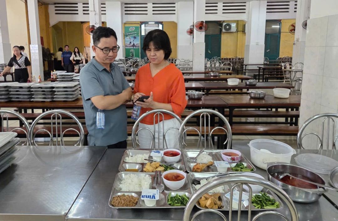 12월 18일 Trung Vuong 고등학교에서 기숙사 식사를 확인하는 학부모 사진: Nguyet Minh