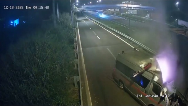 사고 현장에서 사고 당시 구급차 운전자가 차에 갇혀 있었습니다. 추출 사진: 보안 카메라 기록