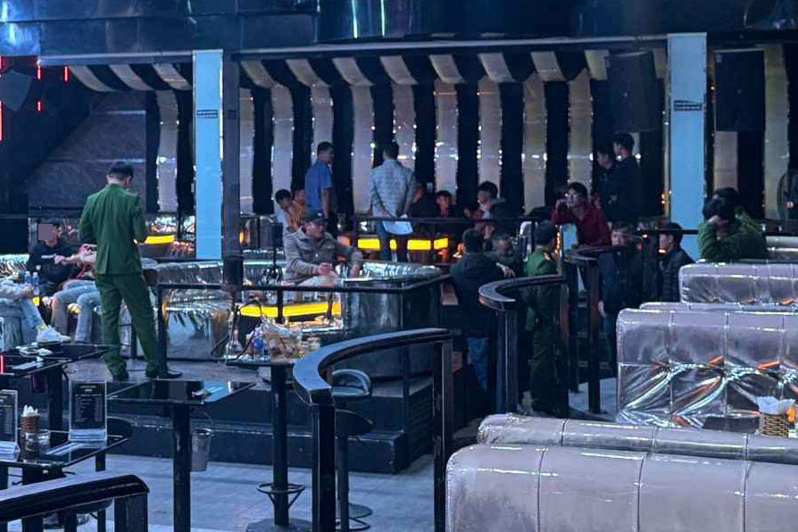 Lực lượng chức năng tỉnh Đắk Lắk kiểm tra một quán bar và phát hiện nhiều đối tượng tổ chức sử dụng trái phép chất ma túy. Ảnh: Công an cung cấp