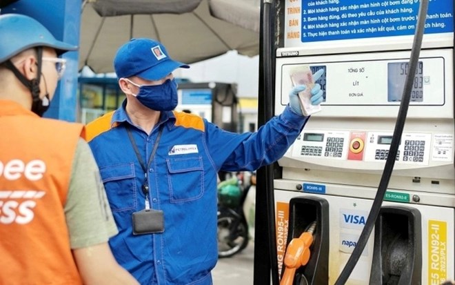Gasoline prices have decreased from 376 - 462 VND/liter from 3:00 p.m. this afternoon. Photo: Hai Nguyen