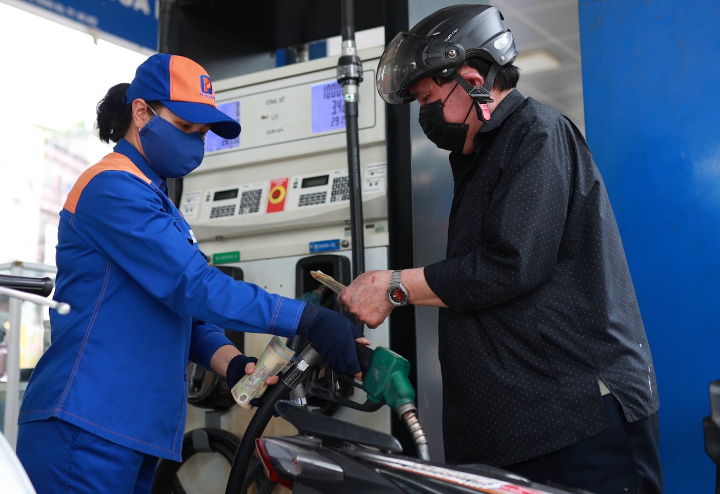 Gasoline prices have decreased from 376 - 462 VND/liter from 3:00 p.m. this afternoon. Photo: Hai Nguyen