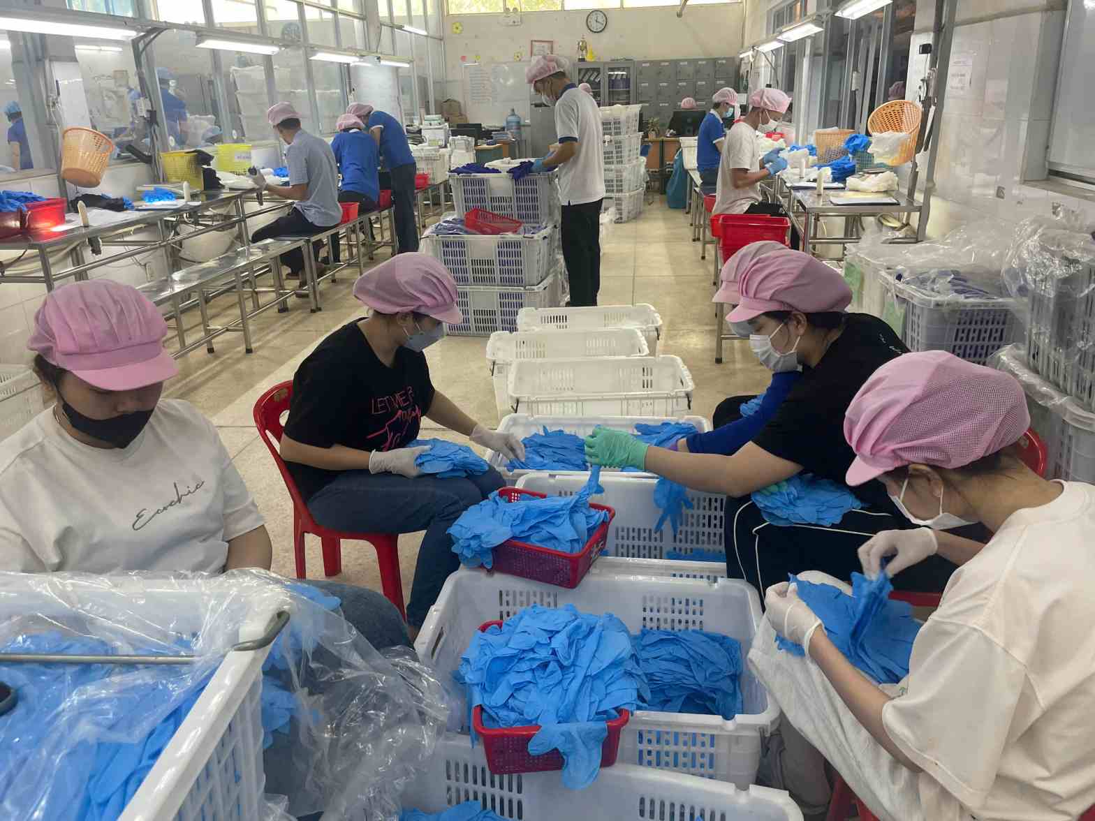 Doanh nghiep can tuyen tren 700 cong nhan lao dong de dap ung nhu cau san xuat. Anh: Duong Binh