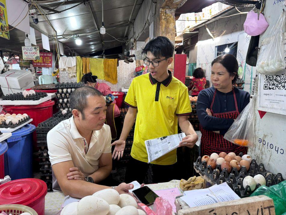 MISA trien khai luc luong bam sat dia ban, trao tang phan mem mien phi den tan tay cac ho kinh doanh o tung khu cho, ngo pho