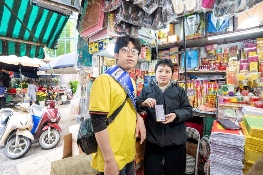 Nhieu ho kinh doanh duoc tang mien phi phan men MISA eShop da lam quen voi viec ban hang, khai thue tren dien thoai