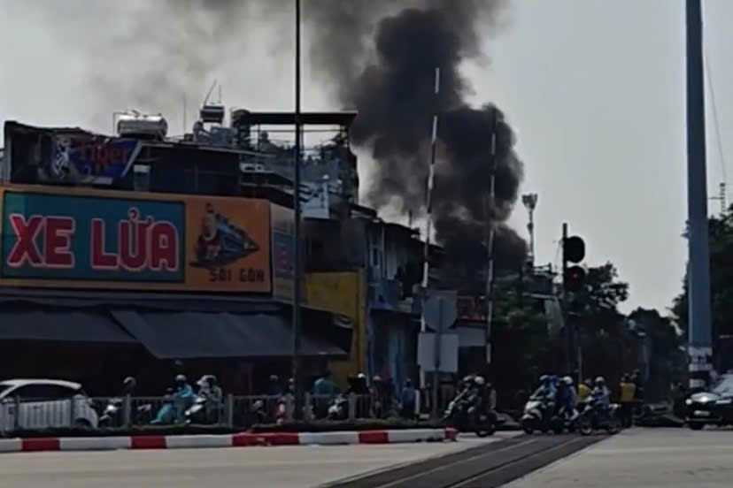 Ngon lua bung phat, khoi bay den nghit troi. Anh: Minh Tam.