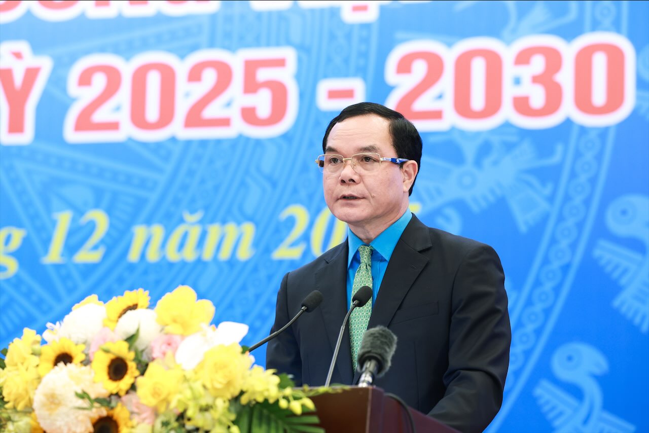 President of the Vietnam General Confederation of Labor Nguyen Dinh Khang gave a speech directing the congress, emphasizing that the Vietnam Trade Union of Industry and Trade in the coming time needs to strengthen supervision of the implementation of policies and laws for workers. Photo: Hai Nguyen