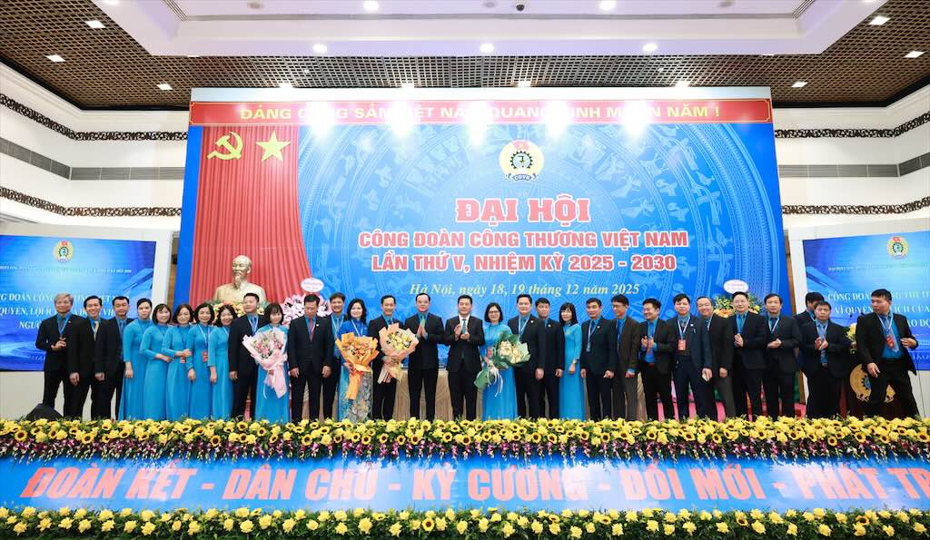 Lanh dao Tong LDLDVN va lanh dao Bo Cong Thuong tang hoa chuc mung Ban Chap hanh Cong doan Cong Thuong Viet Nam khoa V, nhiem ky 2025 - 2030 ra mat Dai hoi. Anh: Hai Nguyen