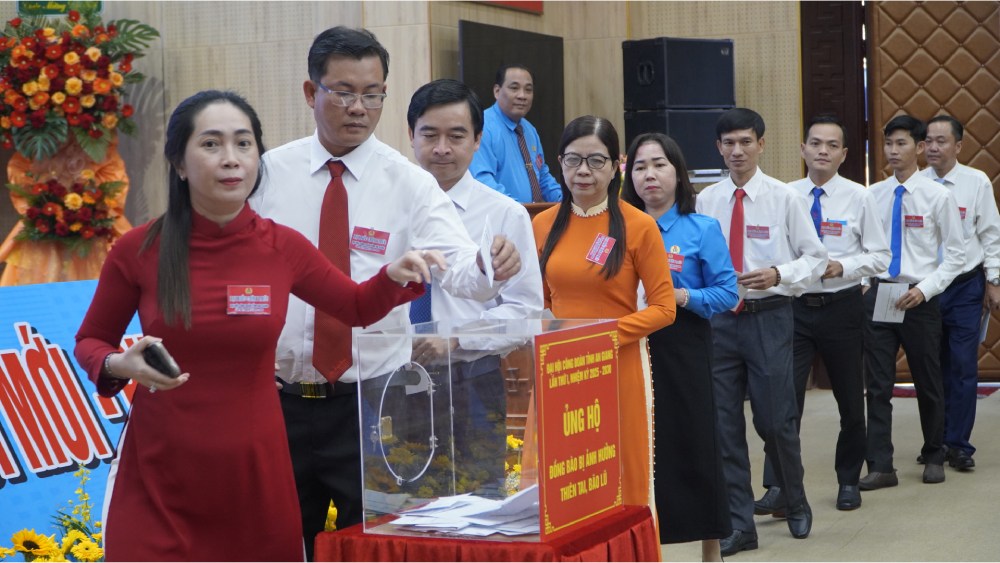 Dai bieu tham gia ung ho dong bao bi thien tai. Anh: Nguyen Anh