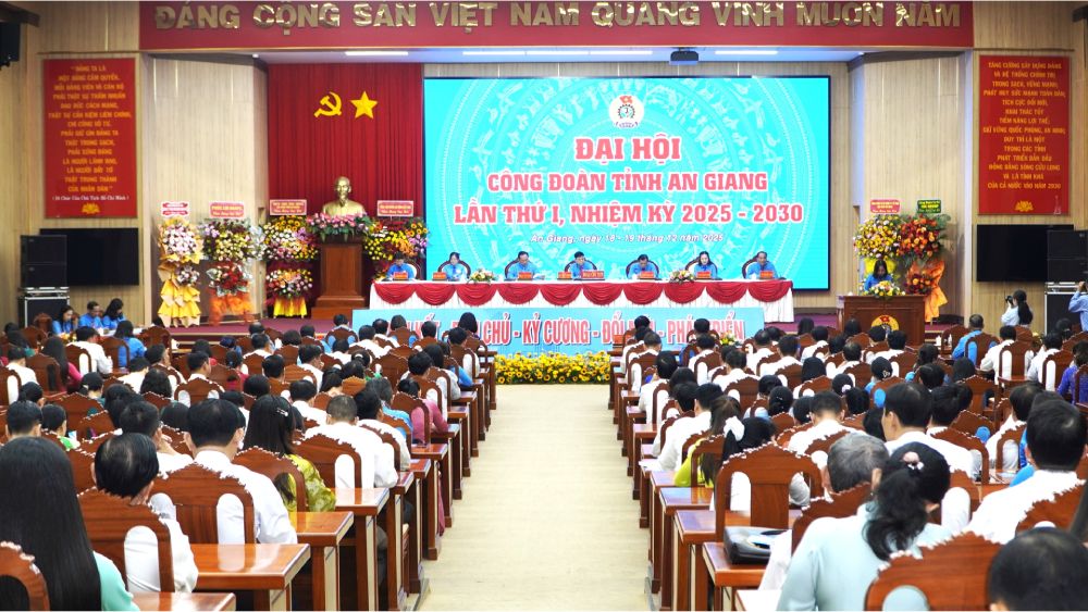 2025-2030 임기 제1차 안장성 노동조합 대회 첫 번째 회의. 사진: Nguyen Anh
