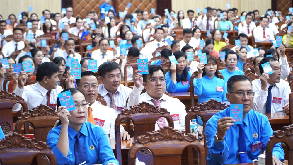 Dai bieu bieu quyet thong qua cac chuong trinh tai Dai hoi. Anh: Nguyen Anh