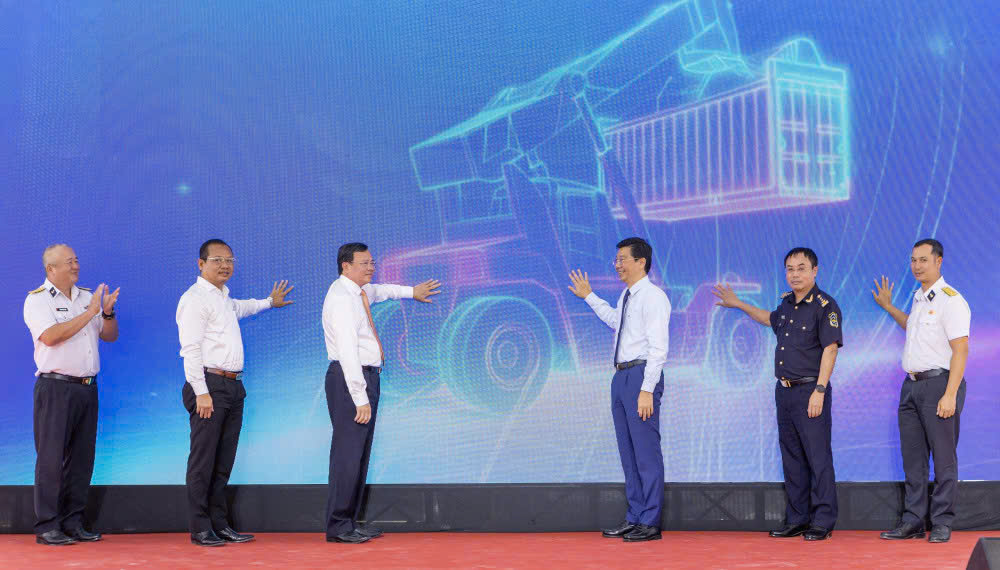 Delegates performed the ceremony to officially announce the operation of Tan Cang - Moc Bai Port in Tay Ninh. Photo: Duy Minh