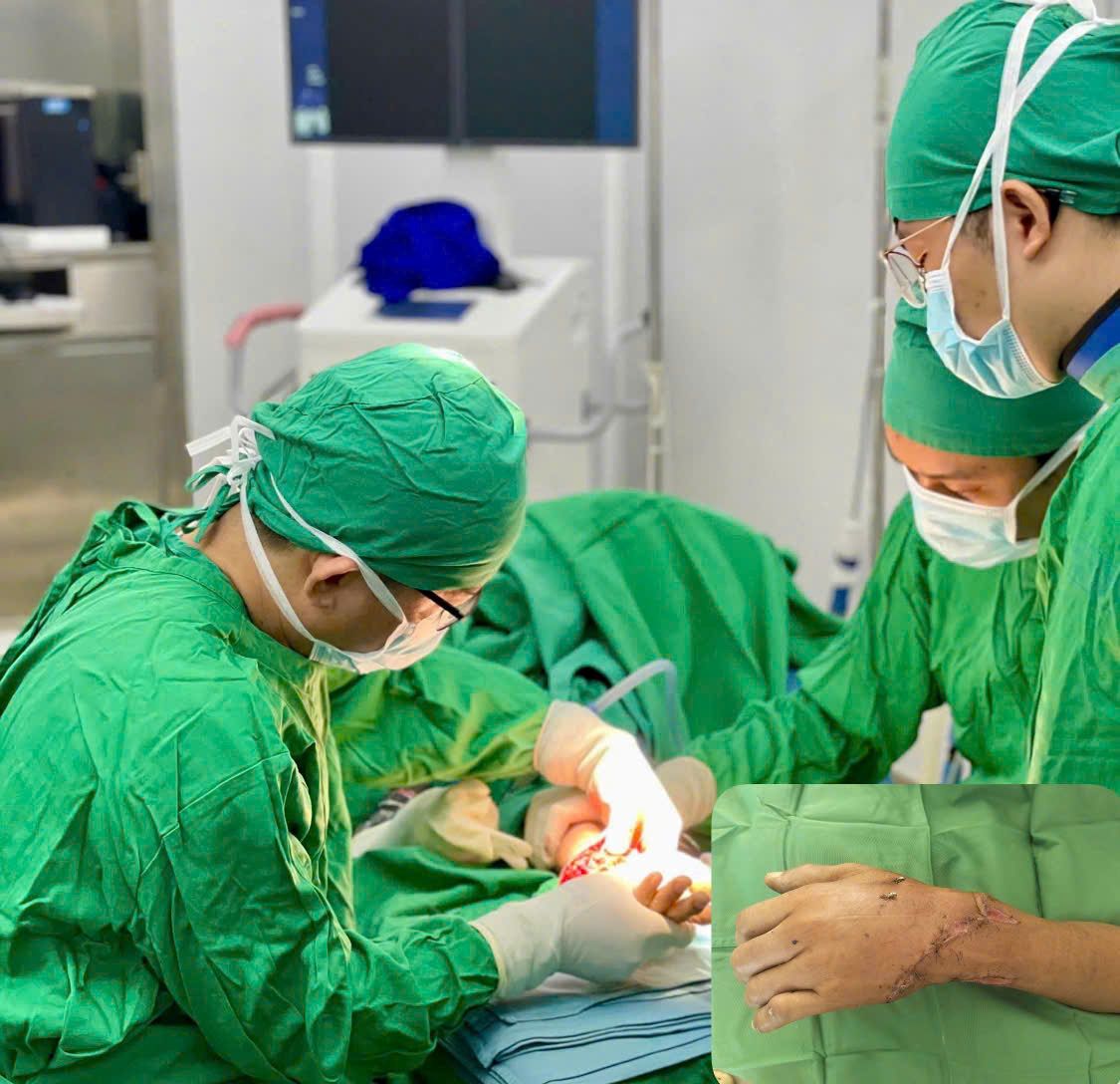 Doctors at Khanh Hoa General Hospital performed a minor surgery on a male patient with a severed wrist. Photo: Khanh Hoa General Hospital.