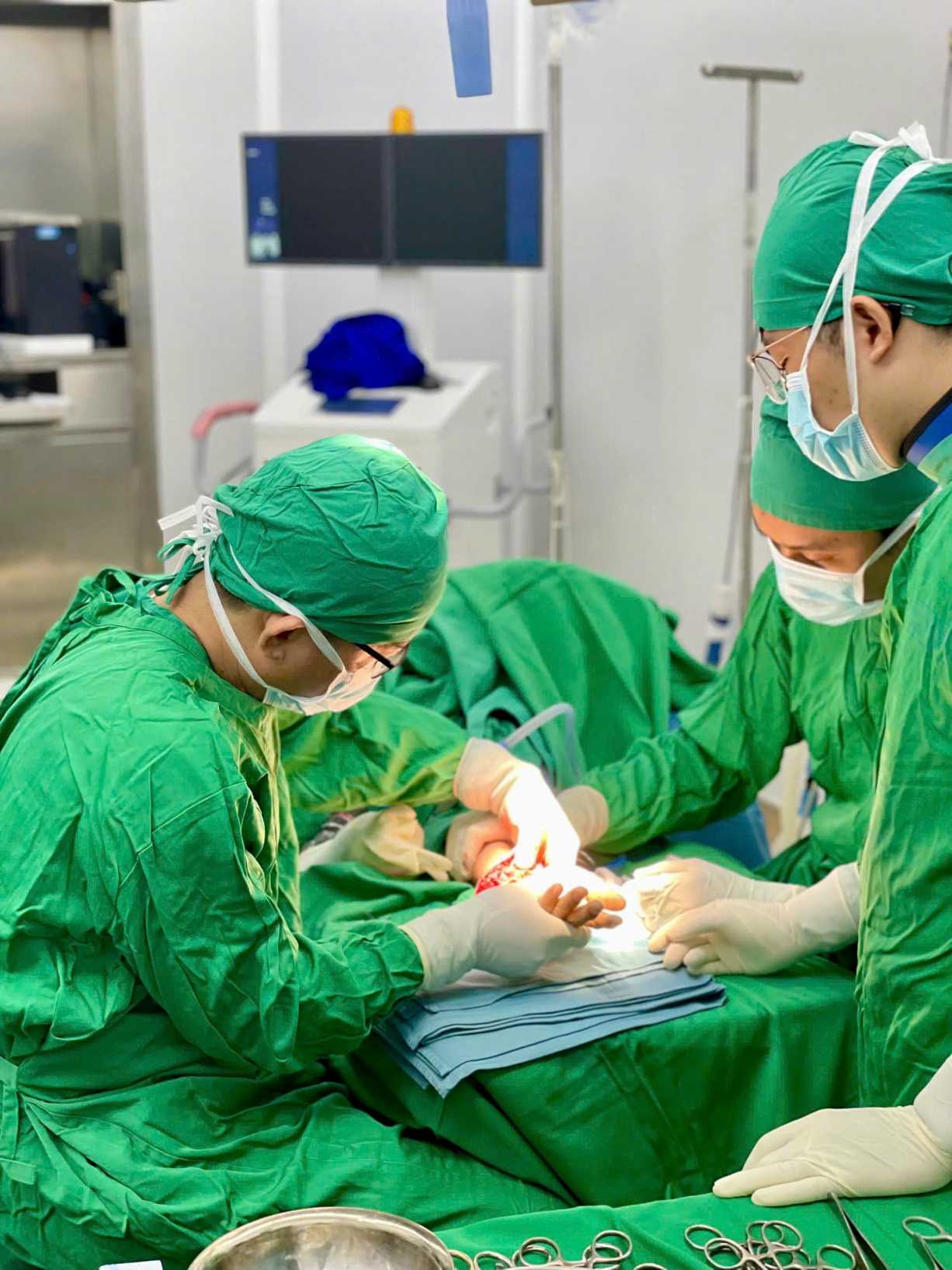 Cac bac si thuc hien ca vi phau trong 8h, xuyen dem de cuu ban tay cua benh nhan bi dut lia. Anh: Benh vien Da khoa Khanh Hoa