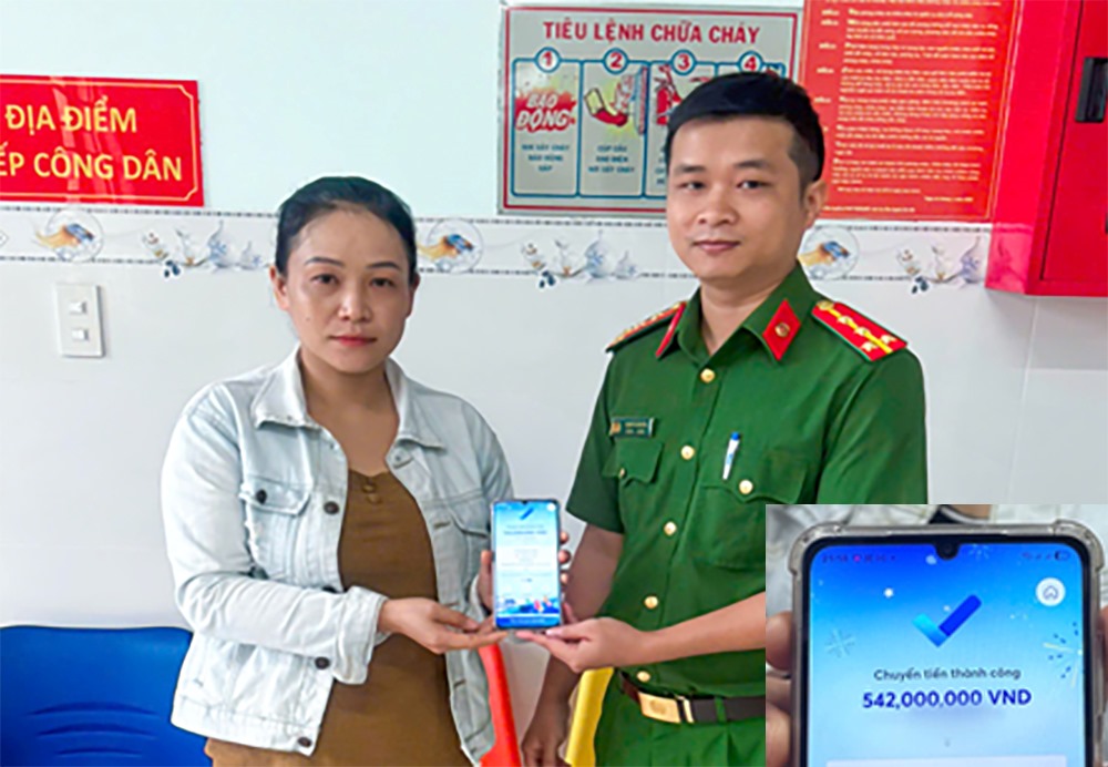 Cong an xa Dong Kho ho tro chi Nguyet hoan tra so tien 542 trieu dong cho nguoi chuyen nham. Anh: Cong an