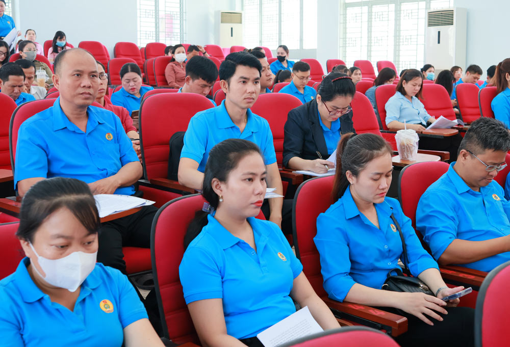 Can bo CDCS tham du va dong gop y kien tai hoi nghi. Anh: Phuong Dung