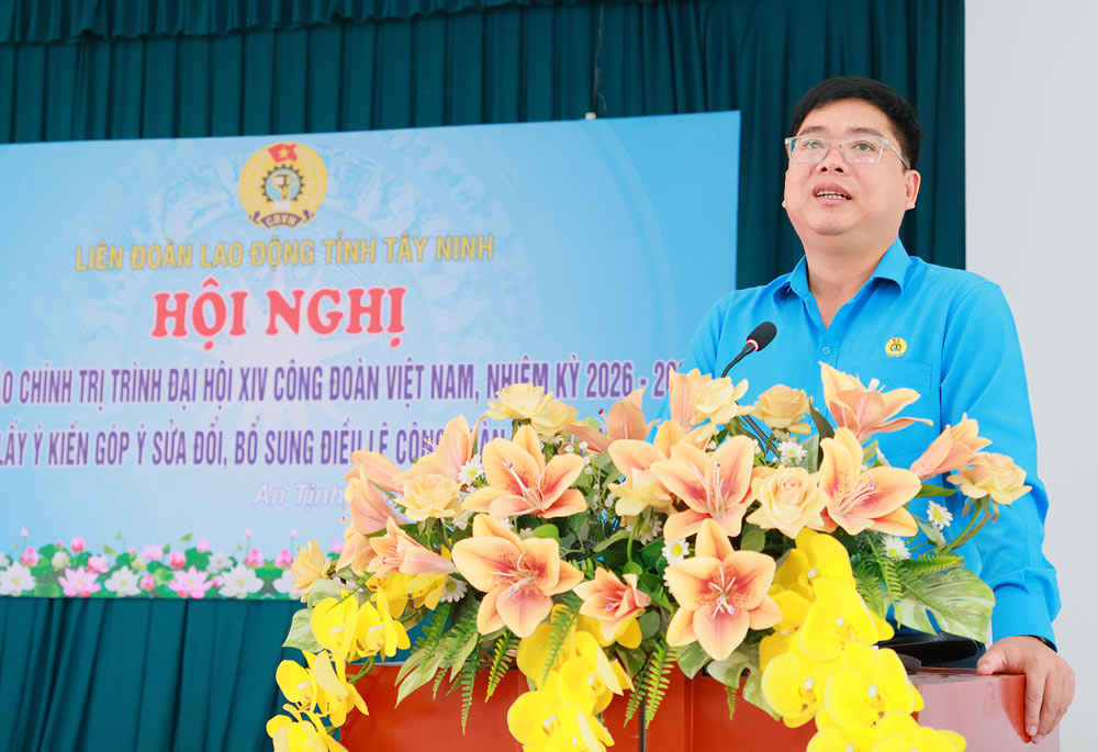 Nguyen Hoai Thanh Tay Ninh 지방 노동 연맹 부위원장이 회의에서 지시 연설을 하고 있습니다. 사진: Phuong Dung