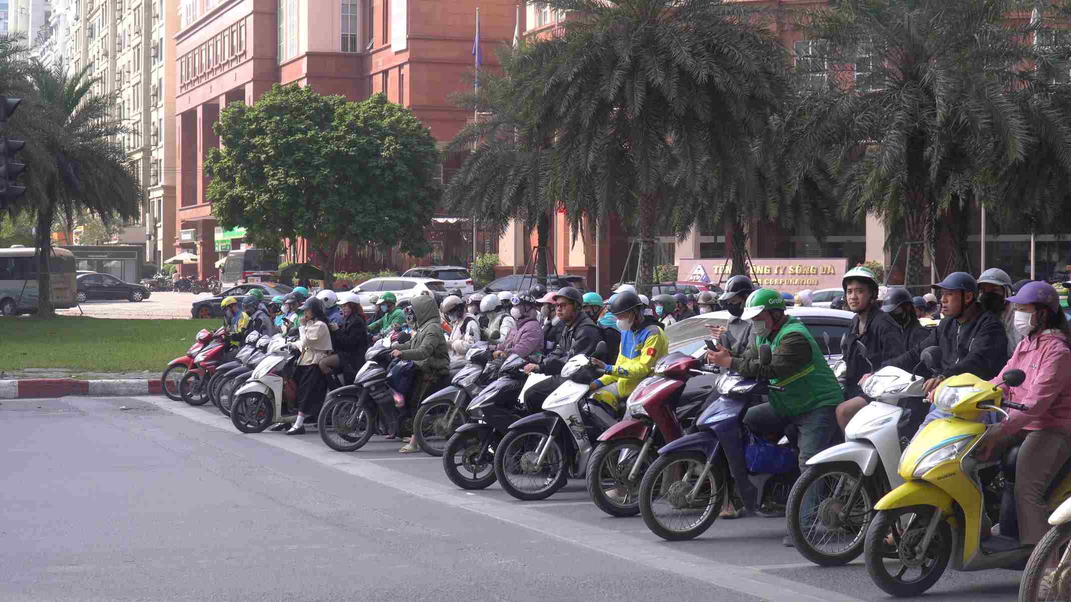 Toan canh giao thong trat tu, phuong tien dung den do dung quy dinh. Anh: Minh Vu
