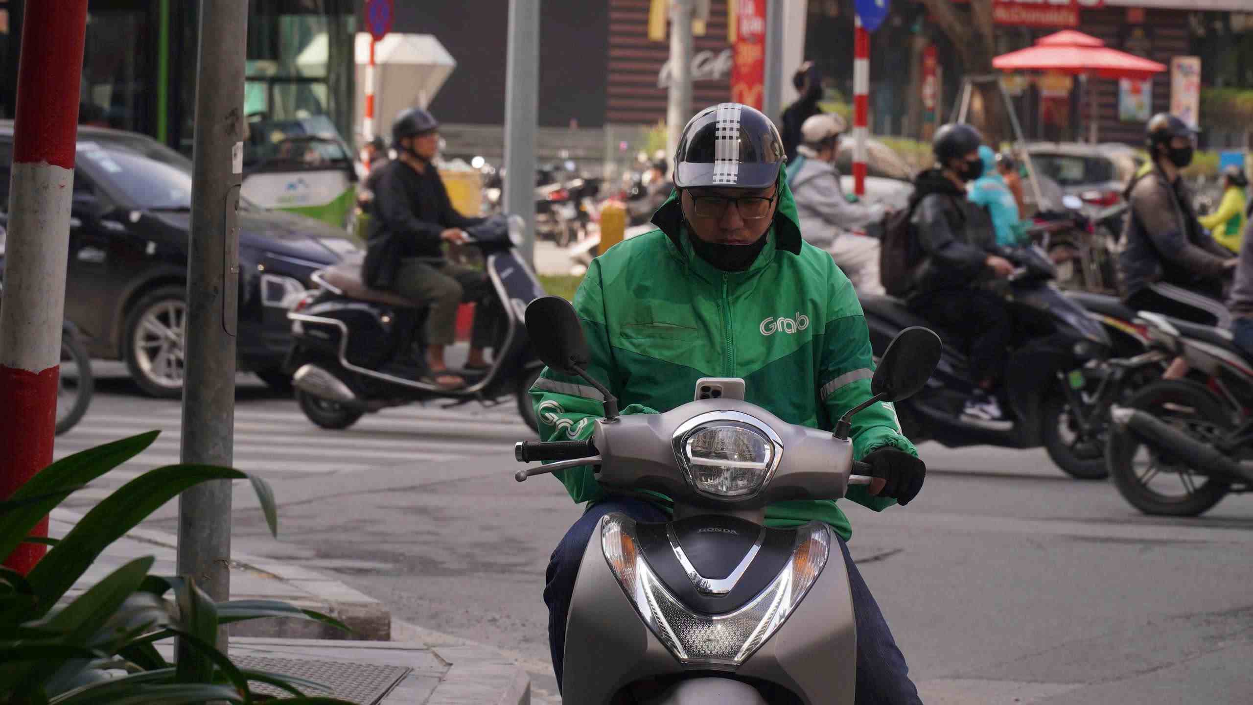 Shipper giao hang cho biet co camera giao thong di chuyen thuan loi, giam nguy co va cham. Anh: Minh Vu