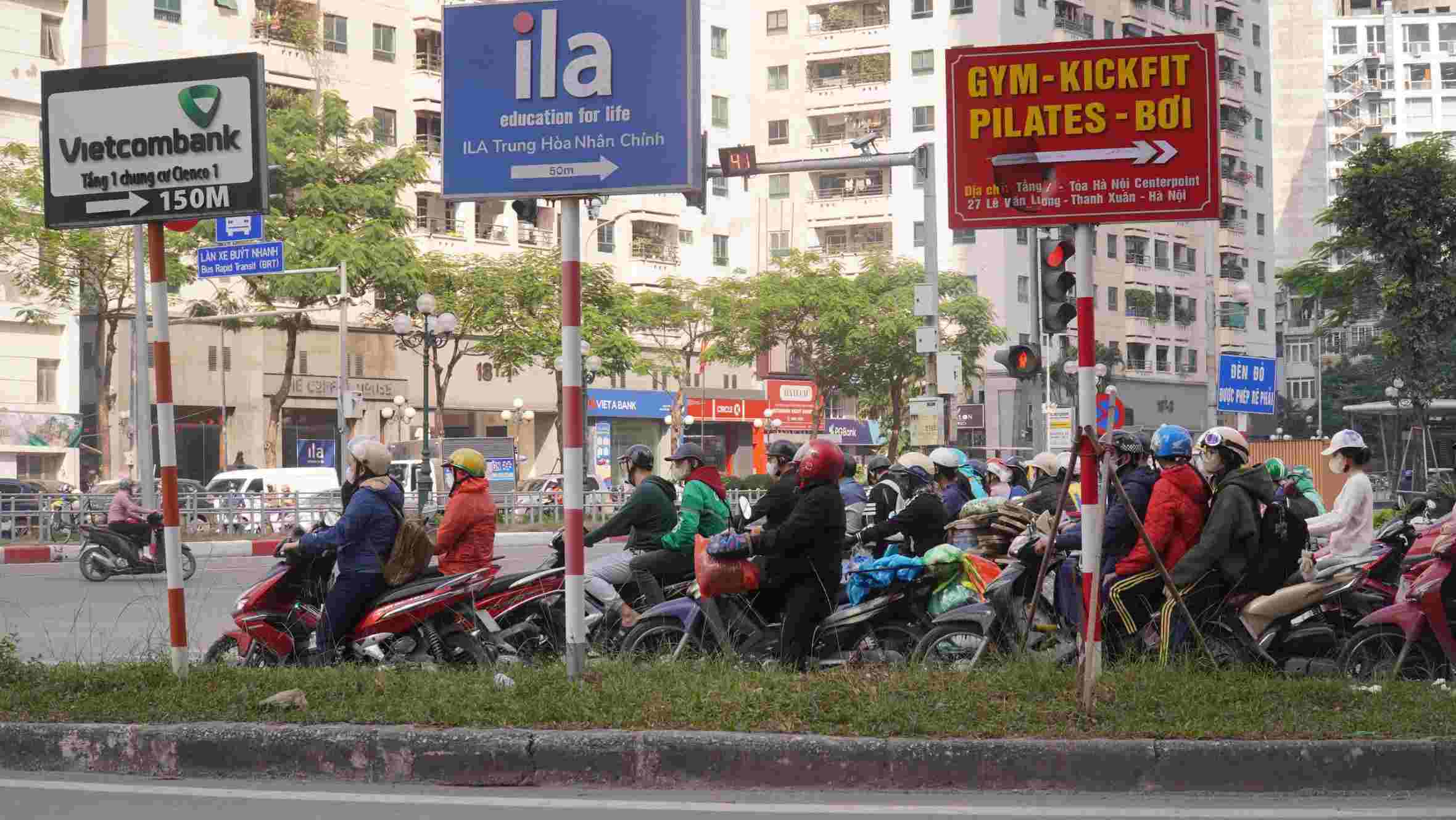 Nguoi dan chap hanh tin hieu den giao thong trong gio cao diem. Anh: Minh Vu