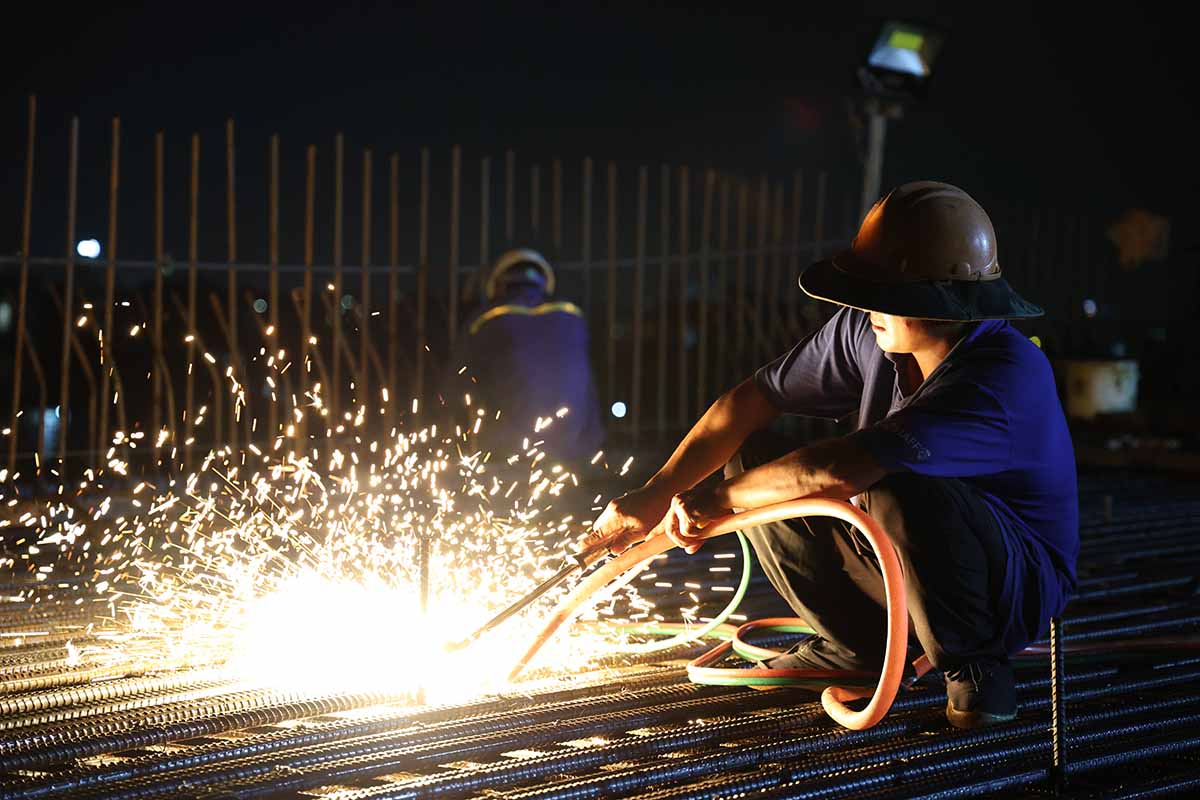 The Ho Chi Minh City Ring Road 3 construction site is brightly lit all night, preparing to open to technical traffic on December 19. Photo: Anh Tu