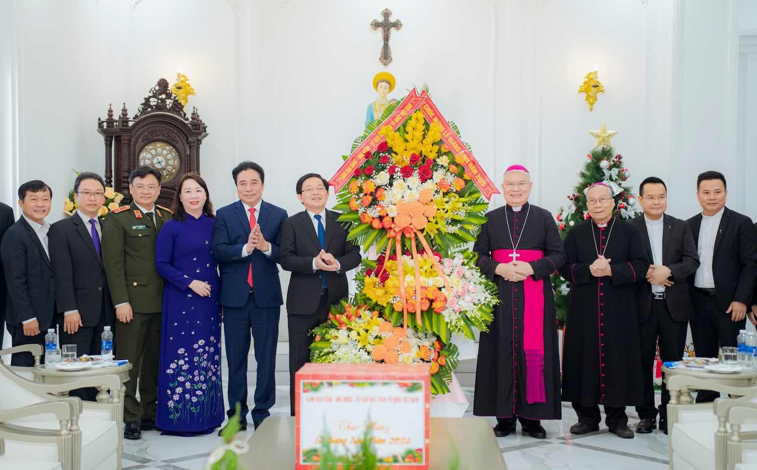 Deputy Prime Minister Ho Quoc Dung congratulated Christmas at the General Monk of Hue General Diocese. Photo: Ngoc Minh.