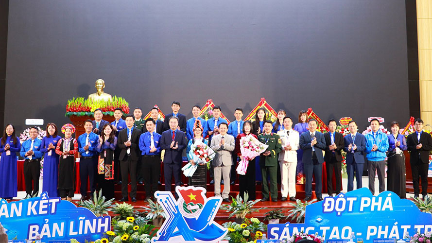 Lanh dao tinh Lai Chau, Trung uong Doan tang hoa chuc mung Ban Chap hanh Doan TNCS Ho Chi Minh tinh Lai Chau khoa moi. Anh: UBND tinh Lai Chau