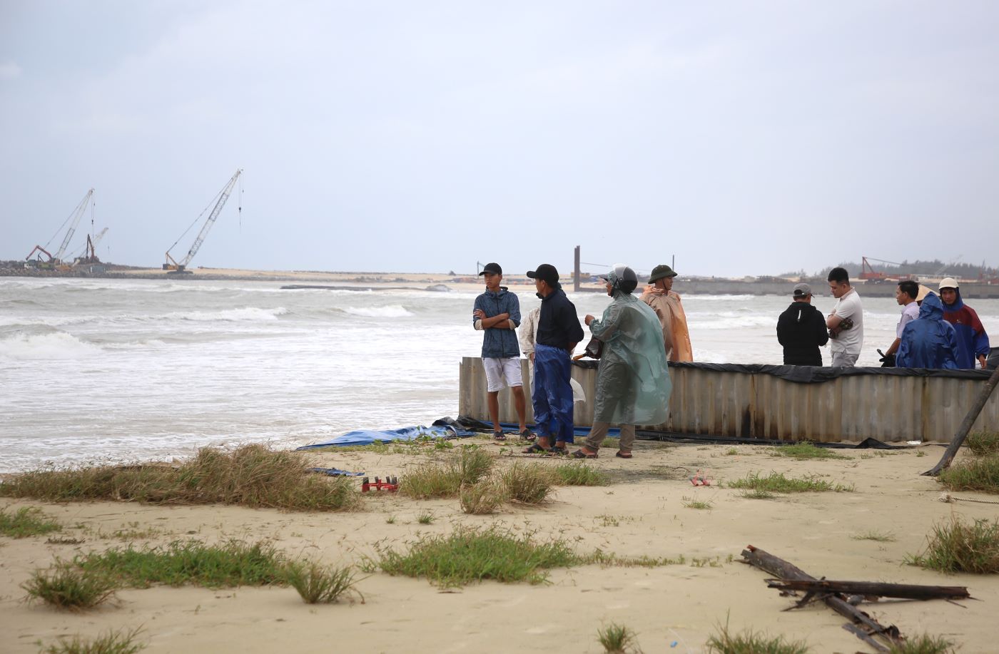 Gan doi dien voi vi tri bi sat lo manh, la du an Cang My Thuy dang thi cong. Anh: Hung Tho