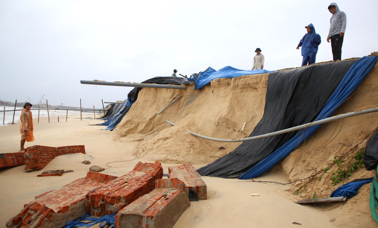Landslides on My Thuy coast swept away many snail ponds. Photo: Hung Tho