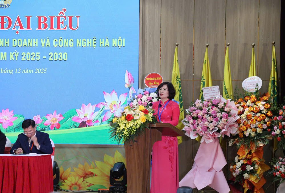 TS. Dang Hoang Anh, Pho Chu tich Cong doan Giao duc Viet Nam phat bieu tai Dai hoi Cong doan Dai hoc Kinh doanh va Cong nghe Ha Noi lan thu VI. Anh: Vi Cuong
