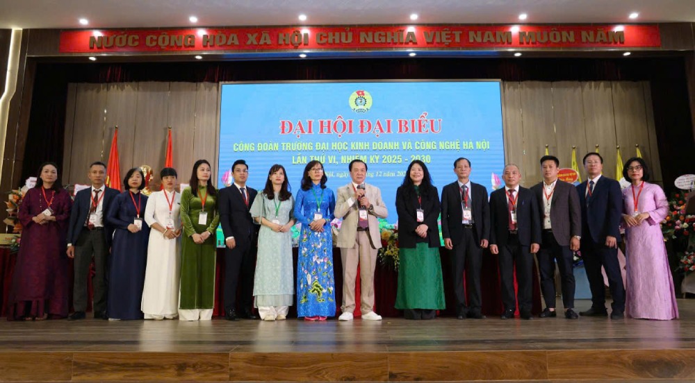 15 comrades elected to the Executive Committee of the Hanoi University of Business and Technology Trade Union, term VI, 2025 - 2030, launched the congress. Photo: Vi Cuong