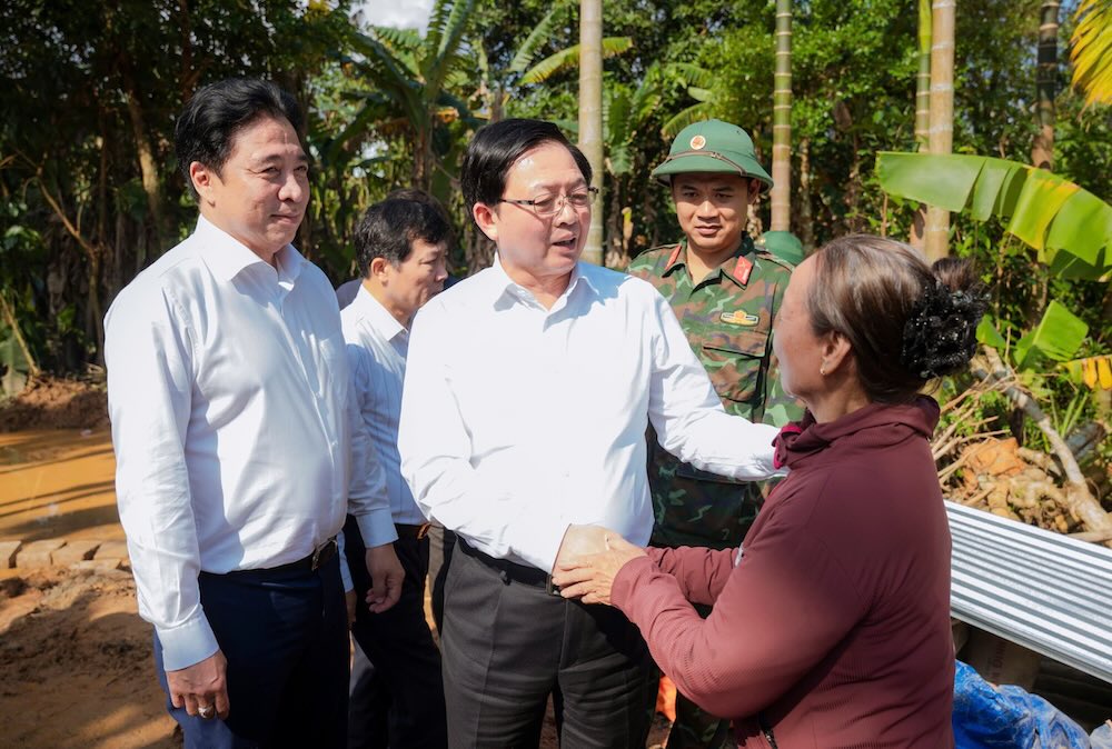 Deputy Prime Minister Ho Quoc Dung visited the General Department of Hue and the people after the flood. Photo: Quang An