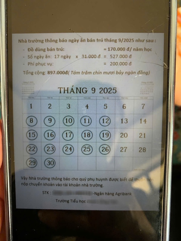 Bang thong bao ngay an ban tru thang 9/2025 cua mot truong tieu hoc tren dia ban TP Da Nang. Anh: Thanh Huyen